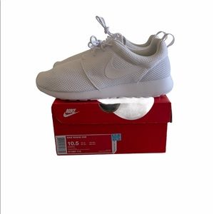 Nike Roshe One Triple White Shoes NWB Size 10.5